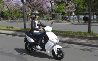 В Париже начала работу служба аренды скутеров